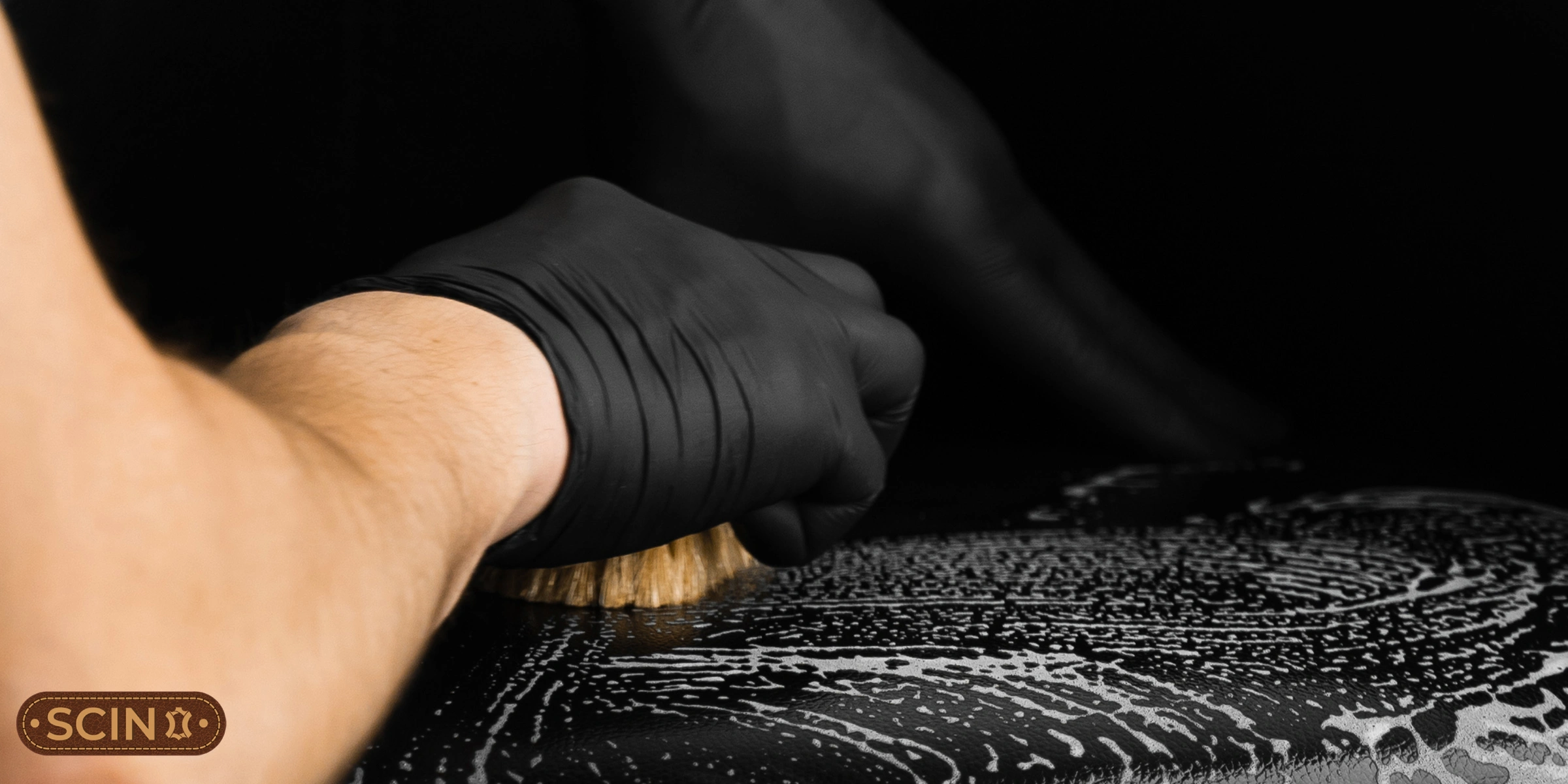 Method 1: Shrink a Leather Jacket Using Water and Heat Method 1: Shrink a Leather Jacket Using Water and Heat